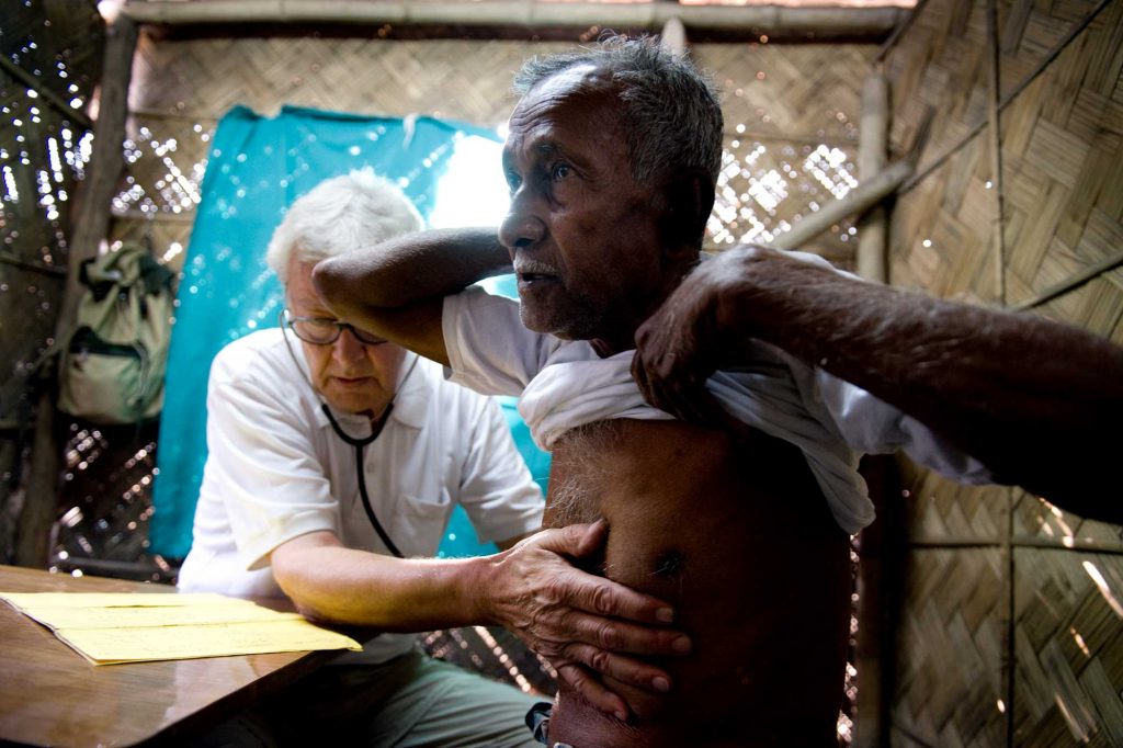 Dr. Gunter Meyer untersucht einen Patienten, Shibpur, Kolkata