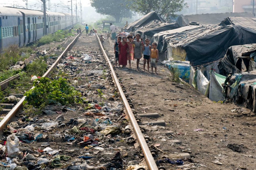 Slums an der Bahnlinie in direkter Nachbarschaft zur Ambulanz, Shibpur, Kolkata
