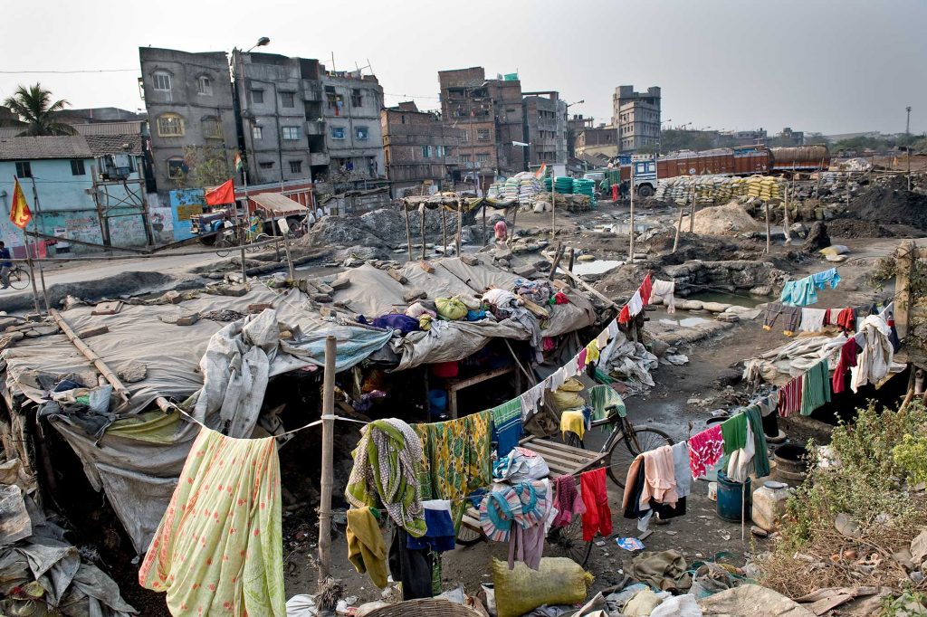 Häuser und Slumsiedlungen nahe der Ambulanz in Shibpur, Kolkata