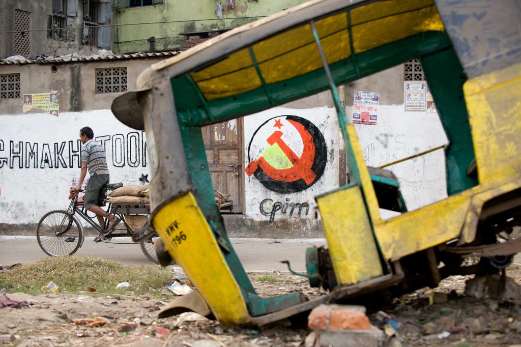 Ausgeschlachtete Rikshaw nahe der Ambulanz in Shibpur, Kolkata